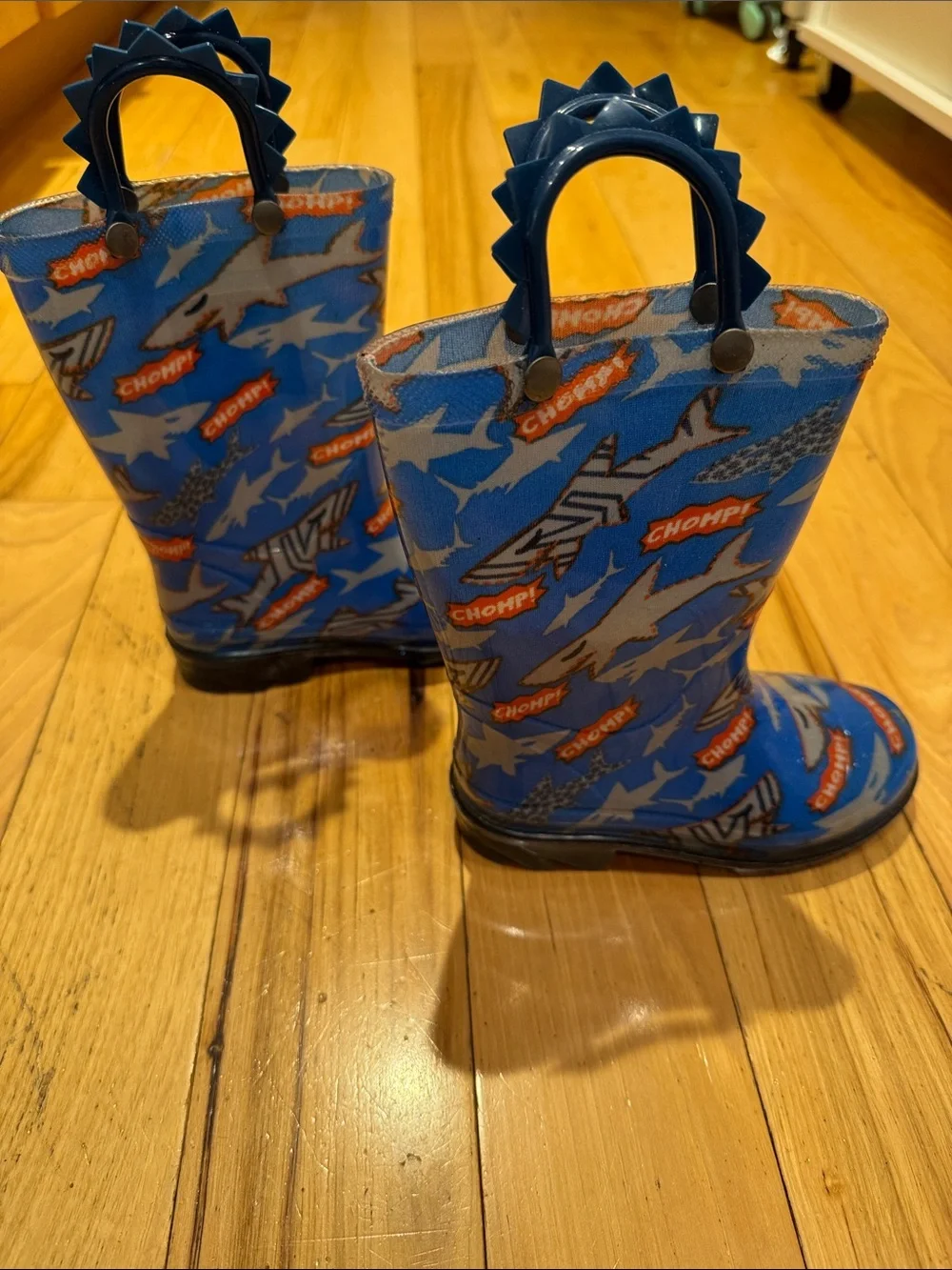 Children's Blue size 7/8 Light up Shark-Print Rain Boots with Easy Pull Handles